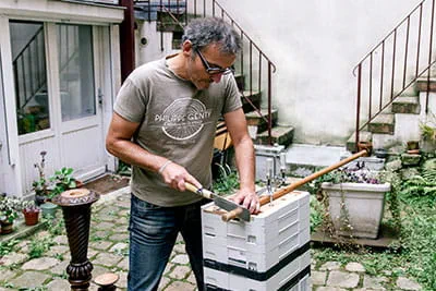 Die Systainer erweisen sich gestapelt als geniale „Werkbank“. Das zu bearbeitende Rundholz kann Genty sogar mit Schraubzwingen auf der gelochten MDF-Arbeitsfläche fixieren.
