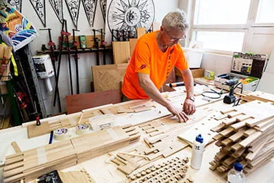 Der finnische Parkettleger legt sich die Zuschnitte für sein nächstes Projekt zurecht