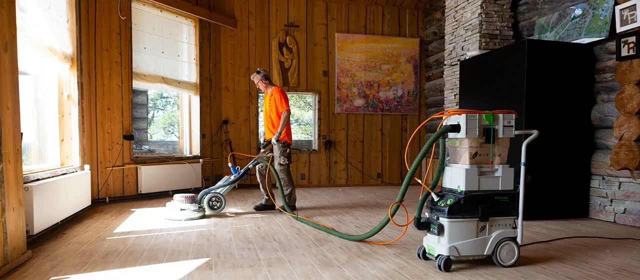 Der fertig verlegte Parkett wird abgeschliffen 