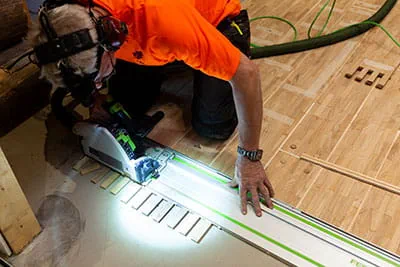 Der Parkett wird mit der Festool Handkreissäge zugeschnitten