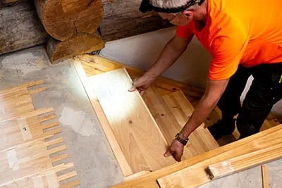 Der Parkettleger testet die einzelnen Zuschnitte