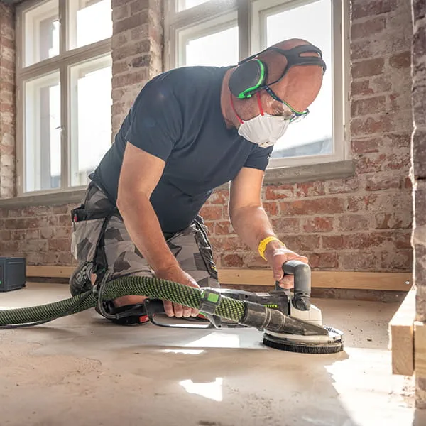 Seppo Heinämaa beim Schleifen mit dem neuen RG 130