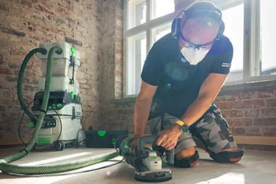 Seppo Heinämaa beim Schleifen mit dem neuen RG 130