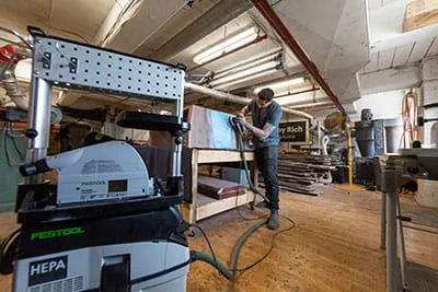 Abschleifen der Oberfläche eines "River Tables" mit dem Festool Exzenterschleifer