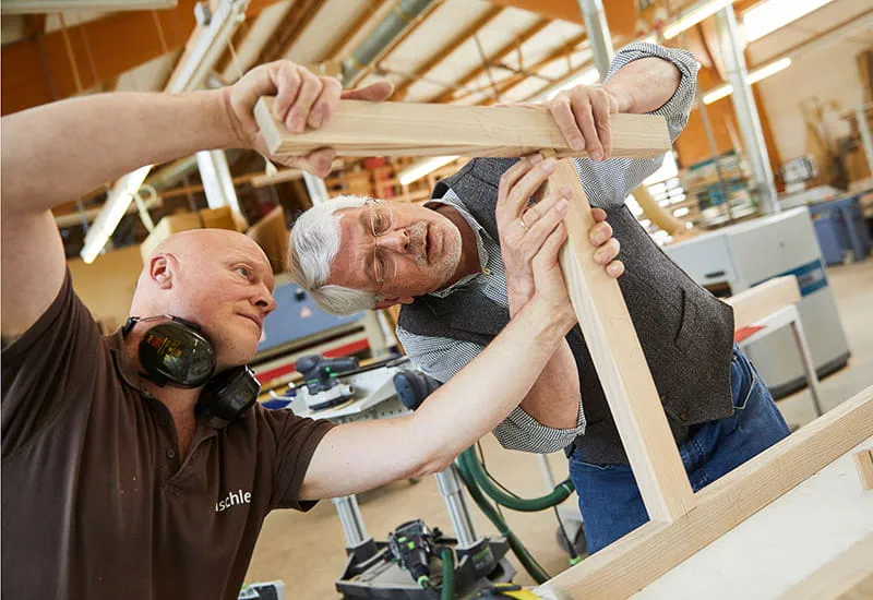 Der Tischler Schillings und Möllmann verbinden mithilfe der Domino Verbindungsdübel von Festool die Einzelteile des Schaukelstuhls.