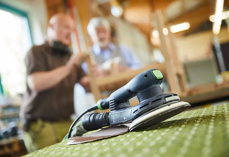 Der Exzenterschleifer ETS 125 von Festool in der Seitenansicht.