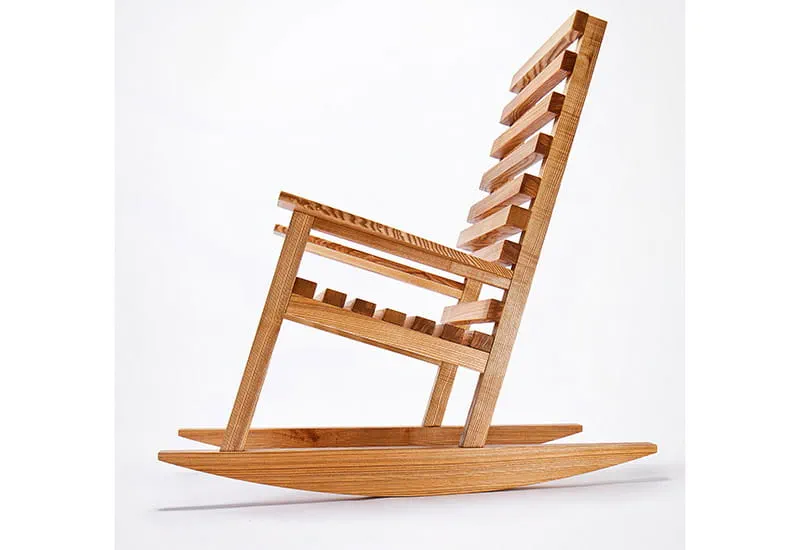 Der fertige Schaukelstuhl in der Seitenansicht.