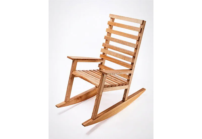 Der fertige Schaukelstuhl in der Frontansicht.