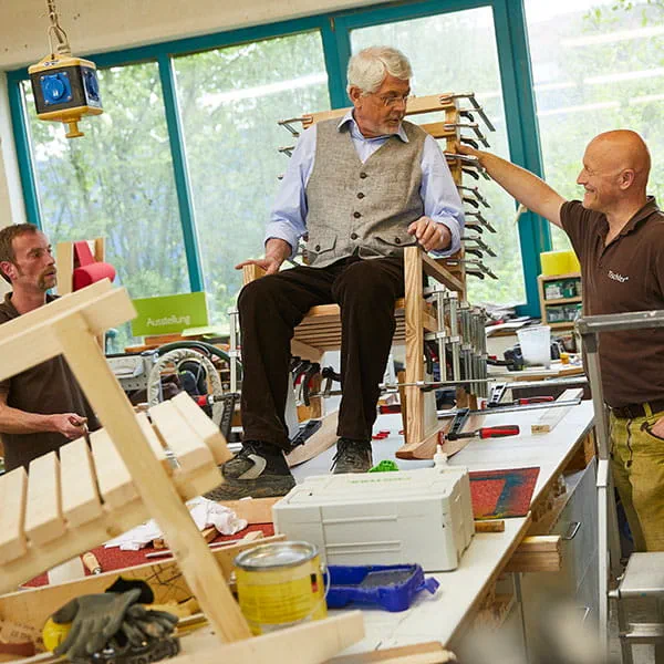 Probe sitzen im Schaukelstuhl