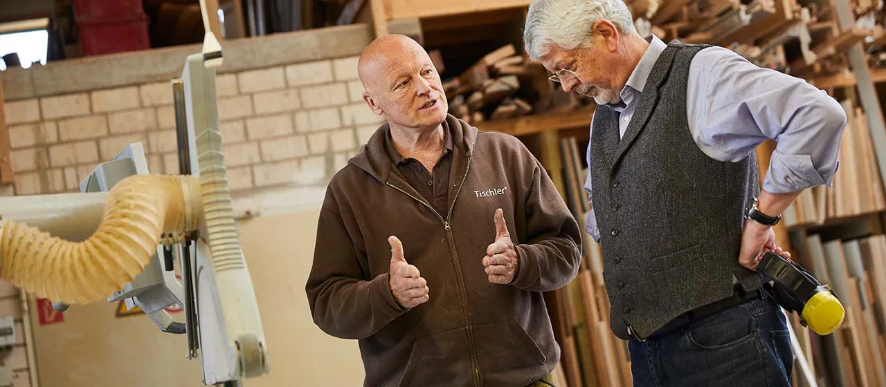 Tischler Schillings erklärt die Vorgehensweise