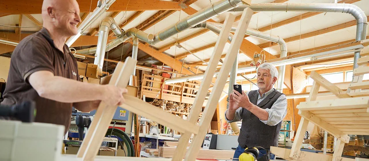 Das Grundgerüst des Schaukelstuhls aus Holz