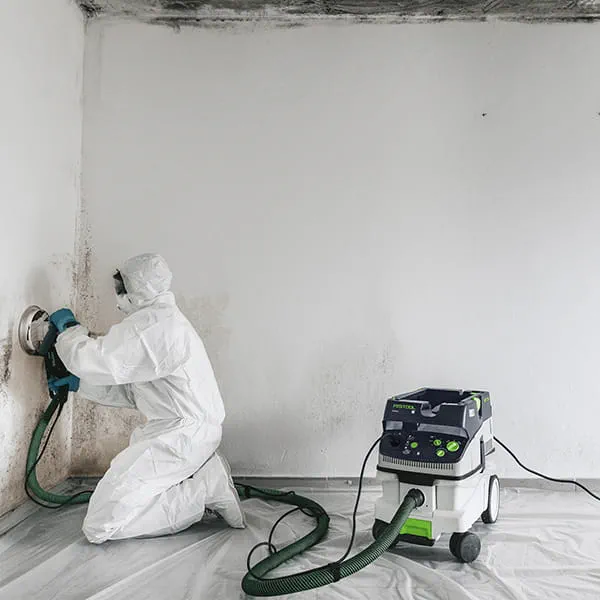 Marco Müller arbeitet bei der Schimmelbeseitigung immer mit Schutzanzug und nie ohne den H-Sauger.