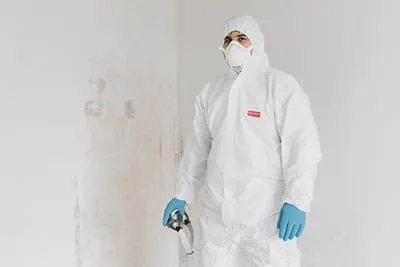 Marco Müller arbeitet bei der Schimmelbeseitigung immer mit Schutzanzug.