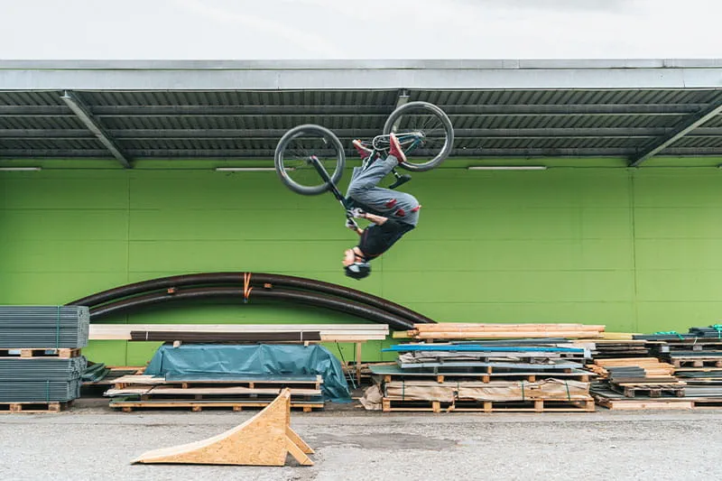 Michael Riekeberg in Arbeitskluft fünf Meter über dem Erdboden.