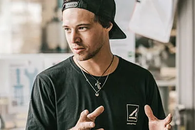 Der junge Schreiner Johannes Meier liebt die Action und das Handwerk.