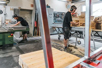 In der großen Werkhalle am Stammsitz Durach werden die Projekte vorbereitet und teilweise vorgefertigt.