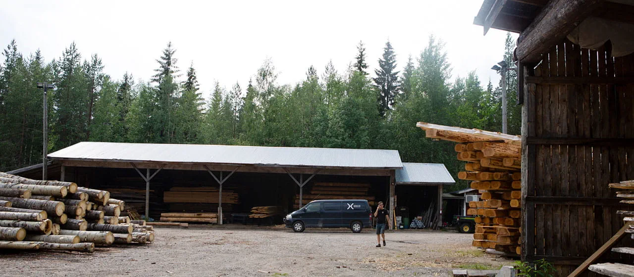 Blick auf das leere Schwimmbad, in dem Fliesen verlegt werden müssen