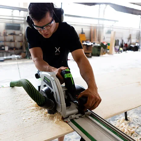 Vorbereitende Arbeit beim Fliesenlegen: Auftrag von Kleber mit dem Spachtel