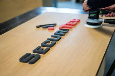 Realisierung von Tischen oder Firmenschildern