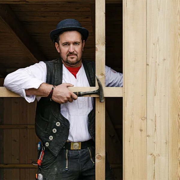 Der Zimmermeister Daniel Poguntke ist für seine Kunden auf den Baustellen und in der Werkstatt ständig mobil im Einsatz.