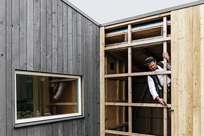 Rahmen und Verschalung der modernen Holzhäuser müssen dem teilweise rauen Ostsee-Klima standhalten.