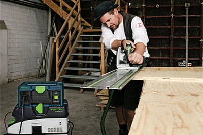 Daniel Poguntke beim Plattenzuschnitt mit der HKC 55 und der neuen SYS-PowerStation.