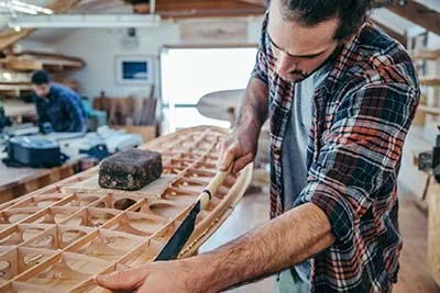 Schleifarbeiten am Surfboard