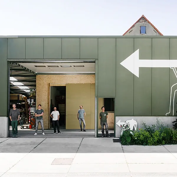 Das Team von Tintelijn steht stolz vor dem Firmengelände