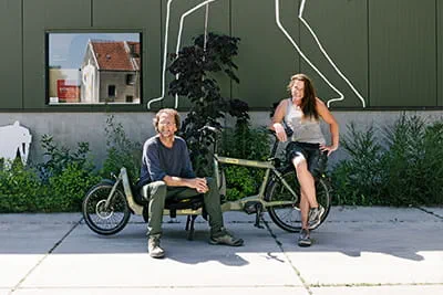 Das Team von Tintelijn steht stolz vor dem Firmengelände