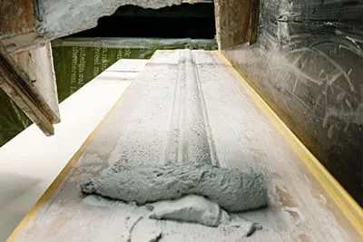 Traditionelle Anfertigung einer Stuckleiste im Detail