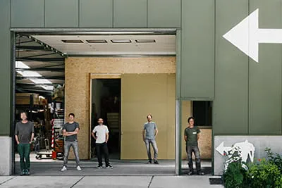 Das Team von Tintelijn steht stolz vor dem Firmengelände