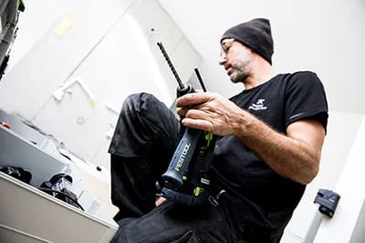 Im Haus sind Flo und Sören seit dem frühen Morgen an der Arbeit.