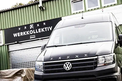 Ihr Firmenfahrzeug in Frontansicht mit Icons.