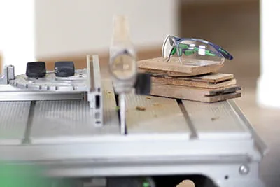 Bei der Arbeit am Parkettboden ist aufgrund der Staubentwicklung das Tragen einer Schutzbrille zu empfehlen.