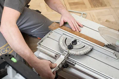 Zuschnitt der Dielen mithilfe der Festool Tischzugsäge Precisio CS 70