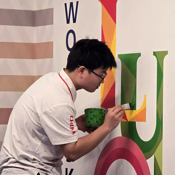 Der chinesische Maler Xiaofei Zhang bei der Arbeit