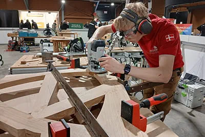 Lukas Sørensen bearbeitet sein Werkstück