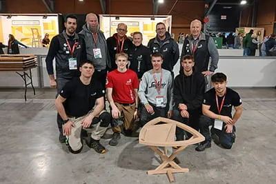 Team Dänemark mit dem fertigen Werkstück von Lukas Sørensen