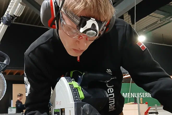 Lukas Sørensen beim Sägen mit der DK 15