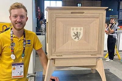 Daniel Löwing mit seinem Werkstück bei den WorldSkills 2024