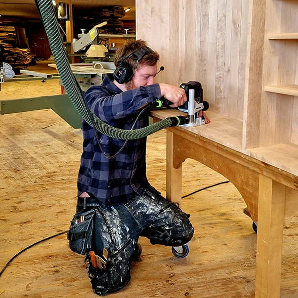 Tischler Daniel Löwing bei der Arbeit