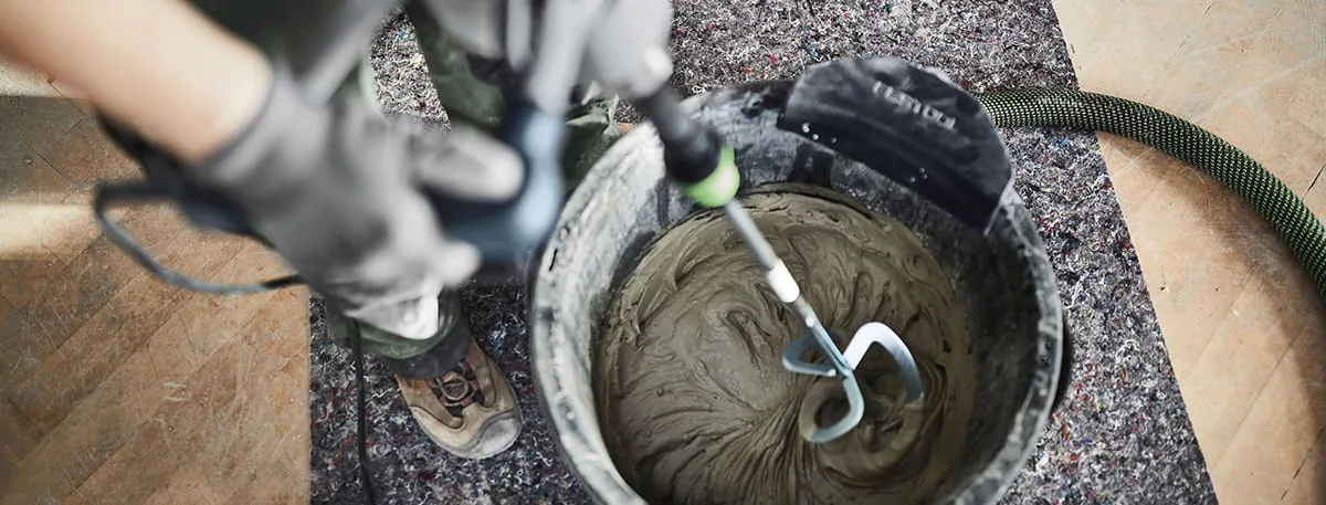 Dichte Staubwolken beim Rühren waren gestern: Mit den MX-Rührwerken inklusive MX-Absaugung am Eimerrand lässt sich jegliches Material ganz ohne Staub rühren und mischen. Dabei freut sich nicht nur die Lunge, sondern auch der Rücken.