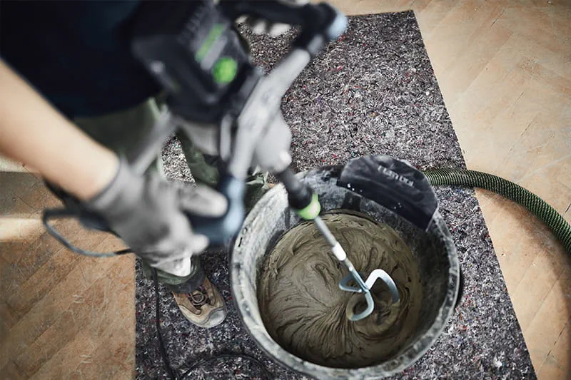 Dichte Staubwolken beim Rühren waren gestern: Mit den MX-Rührwerken inklusive MX-Absaugung am Eimerrand lässt sich jegliches Material ganz ohne Staub rühren und mischen. Dabei freut sich nicht nur die Lunge, sondern auch der Rücken.